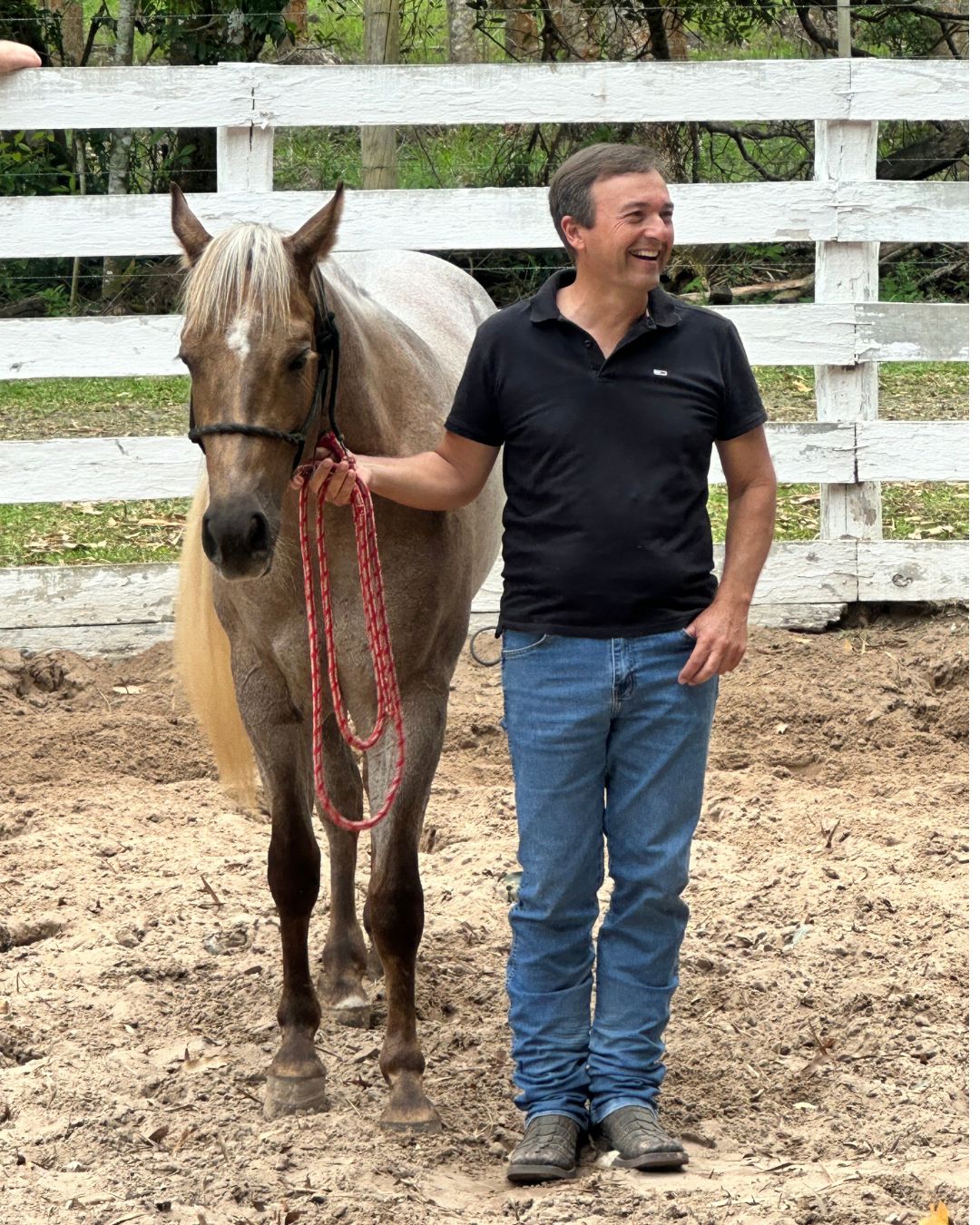 Instrutor Alessandro de Souza com cavalo